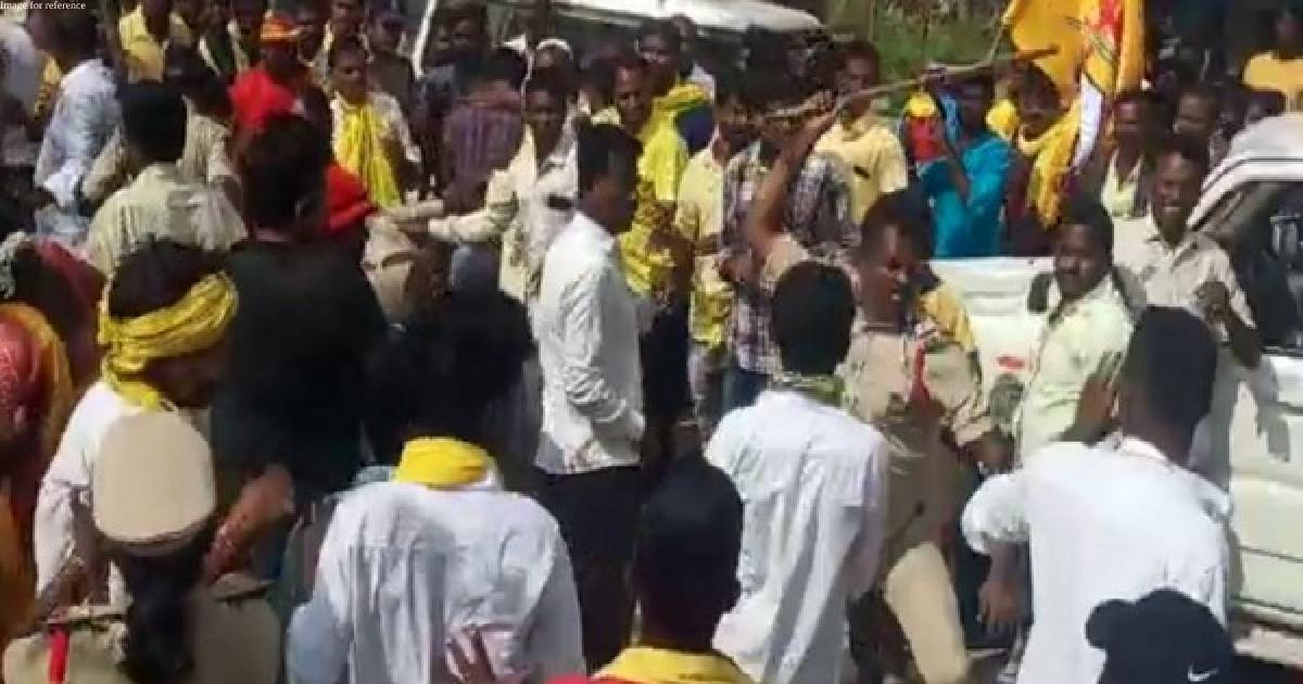 Andhra Pradesh: Police lathi charge TDP workers gathered to welcome Chandrababu Naidu